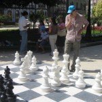 広場でチェスをする彼。この帽子はどこから？？