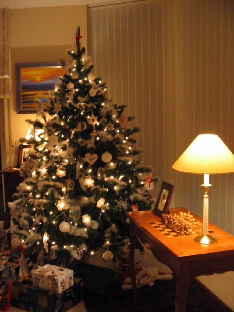 居間にあるクリスマスツリー。