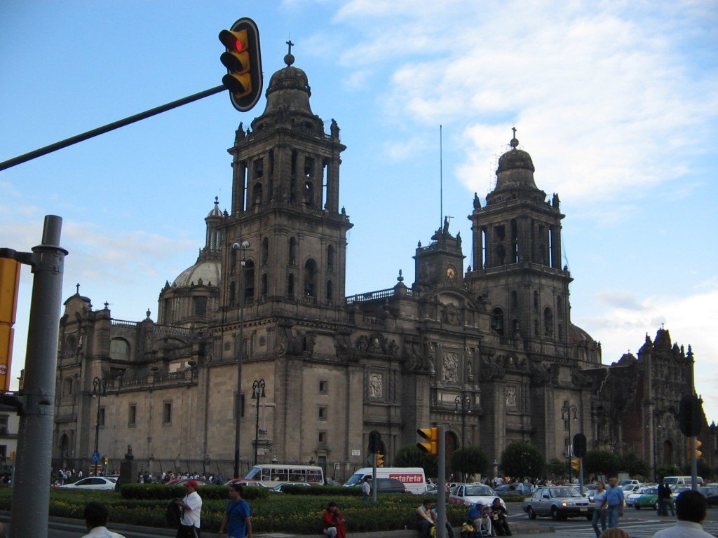 メキシコ・シティの広場ソカロ(zócalo)。UNESCO世界遺産に登録されています。
