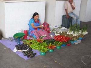 色とりどりの野菜を売るインディオの女性。