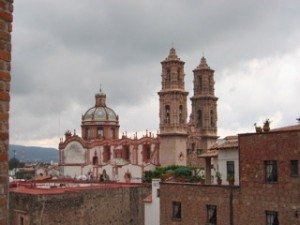 タスコ(Taxco)という銀で有名な街。スペインのコロニア建築の影響が色濃く出ています。