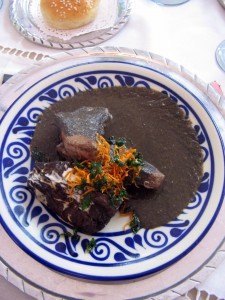 モレ(mole)というカカオのソースをかけた鶏肉料理。