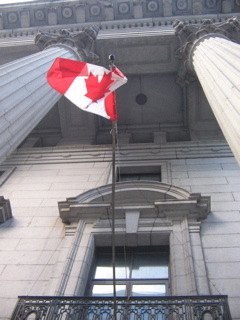 モントリオールのWorld Trade Centerに翻るカナダ国旗。