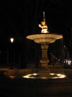 プラド美術館近くの噴水。夜のライトアップで幻想的です。