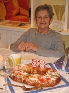Roscón de Reyesにローソクを立てて。おばあちゃんも嬉しそうです。