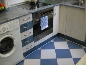 タイルの床。左端に見えるのは洗濯機です。