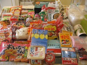 大量の日本食とプレゼントの本。皆、どうもありがとう！！