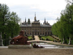 王宮の庭。噴水の形や庭園の造りが優雅で、スペイン人のフランスに対する憧れを感じました。