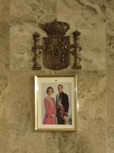 結婚式を執り行った部屋にかかっていた国王夫妻の写真
