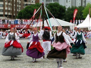 バスク地方の民族舞踊。色とりどりの服を着た女性がステップを踏んでいて、スペインというよりはスイスやフランスに似ていると感じました。