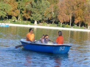 Retiro公園でボートを漕ぐ子供達