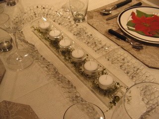 Marbellaでのテーブルセッティング。筒の中にはガラスビーズを数珠つなぎにしたものが入っています。