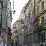 スイス国旗が翻る街並み。