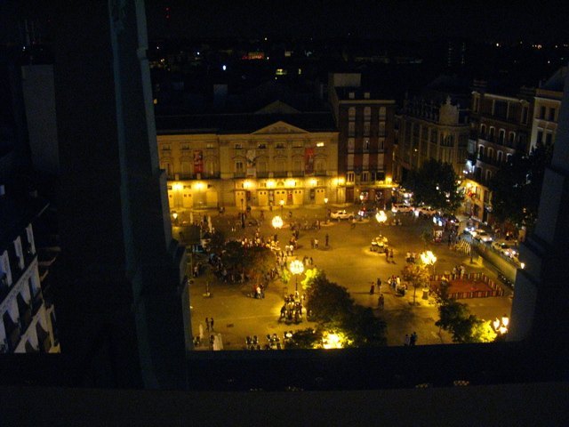 ホテル屋上のテラスから眺める広場。上る前にこの広場で夕飯を食べました。