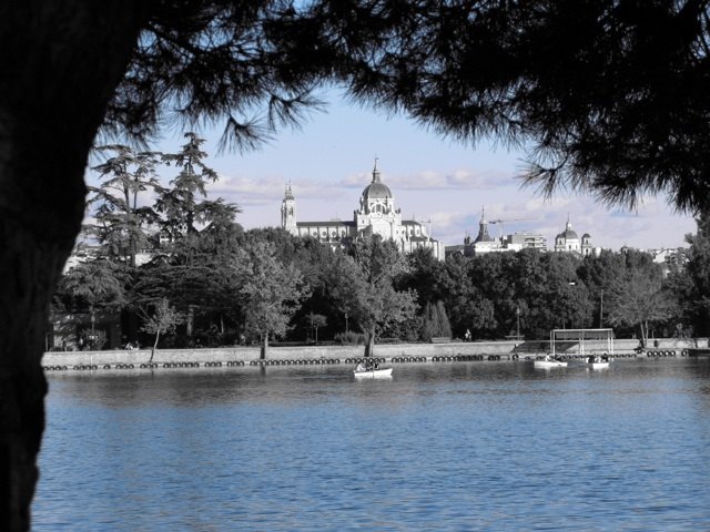 MadridのCasa de Campoという公園から見えるアルムデナ大聖堂。秋の気配が漂っています。
