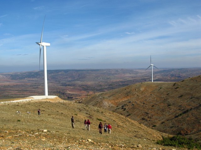 風車の大きさが分かるでしょうか？本当に巨大なんです！