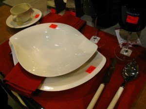 葉っぱの形のスープ皿と平皿。深い赤と合わせると、クリスマスにぴったり☆