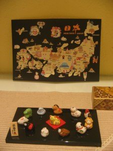 我が家のささやかなお正月飾り。背景の日本地図は父からのカードです。
