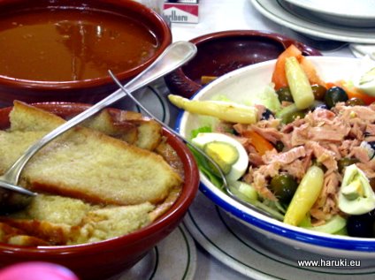 最初はサラダとカスティーヤ風スープ(Sopa Castellana)。パンが入ったニンニクとパプリカのスープです。