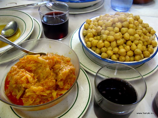 キャベツのピクルス＆オリーブオイルあえと、コシードのひよこ豆。お豆、お肉、スープが分けてサーブされます。