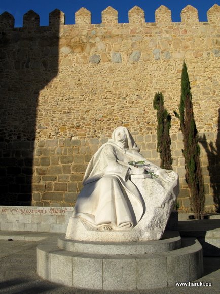 アルカサル門の近くにある聖女テレサの像。