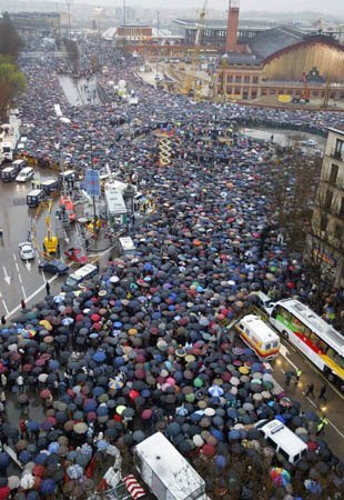 マドリッドで行われたテロ反対のデモ。通りを傘が埋め尽くしました。