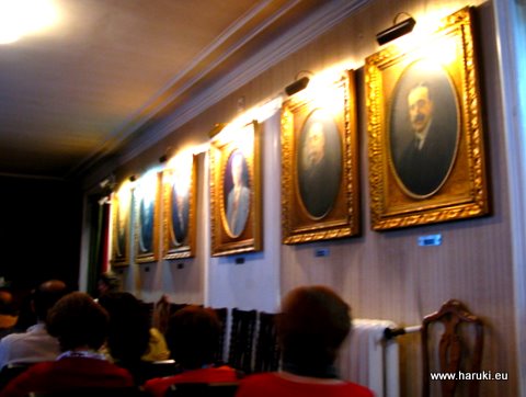 壁には様々な作家や芸術家の絵が飾られています。