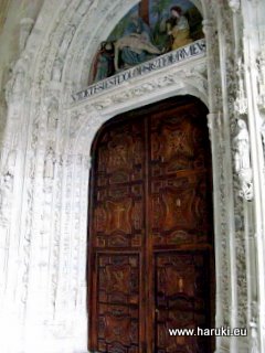 教会の入口。この門の彫刻の精巧なこと！一人で見入ってしまいました。