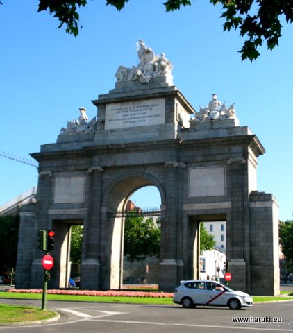 病院の近くのトレド門 (Puerta de Toledo)