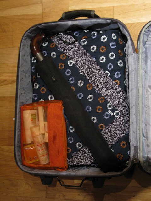 頻繁に出張に行く夫のスーツケースにも風呂敷が。