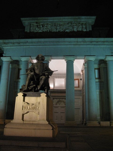 夜のプラド美術館正門とベラスケスの銅像。