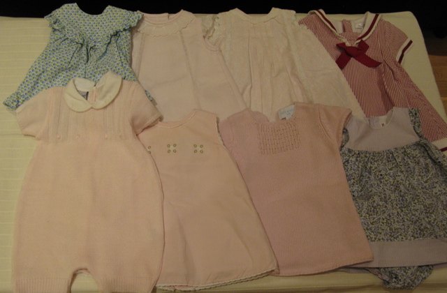 夫の同僚からのドレスの数々。やっぱり大半は薄ピンクなのがスペインらしいです。