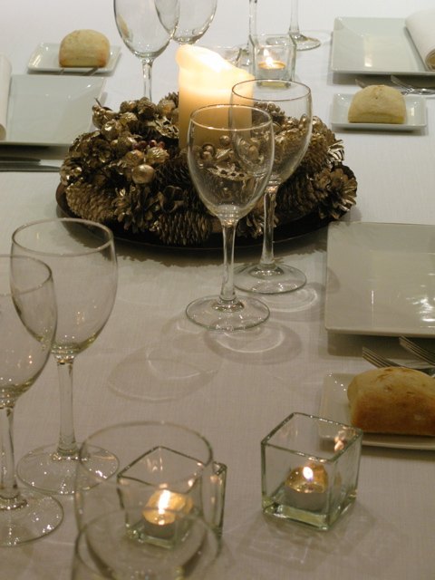 夫の職場のクリスマスディナーのテーブル。白地にロウソクの光と金の飾りだけというシンプルなものでしたが、温かみがあって素敵でした。