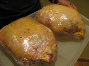 こんなに大きな鶏肉はなかなか食べないですね。去勢して太らせた鶏で、スペイン語ではcapónと呼ばれます。