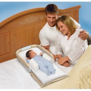 ベッドで赤ちゃんのスペースを確保する為に、こんなものも使われます。ちょっと大げさな気もしますが・・・。