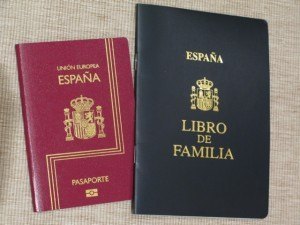 義母がいる間に娘のパスポートも作成しました。右は市の登録所で登録される家族情報の本。
