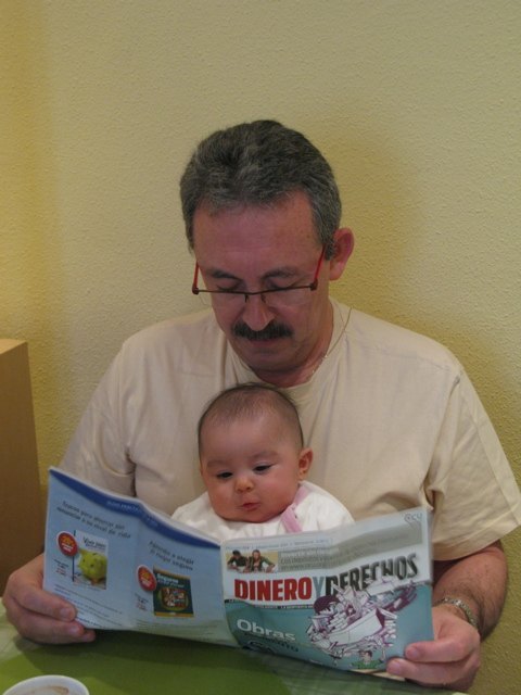 おじいちゃまと一緒に読書中。