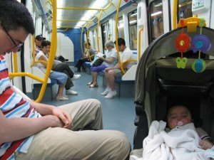 疲れて地下鉄で眠りこける夫と娘。