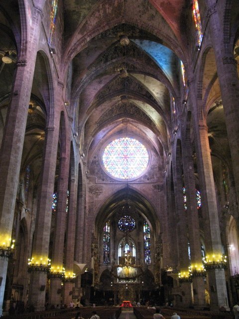 大聖堂の内部。