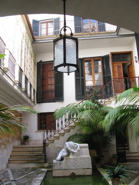 J. Torrents Lladóの自宅兼美術館の入口。
