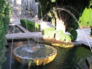 アルハンブラ宮殿の中の噴水。この形もいかにもアラブ風です。