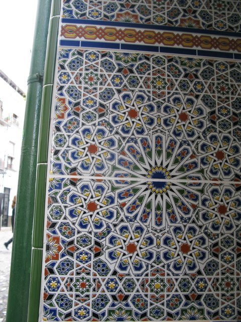 グラナダで印象に残ったタイルの一つ。この模様はまさにイスラム文化。