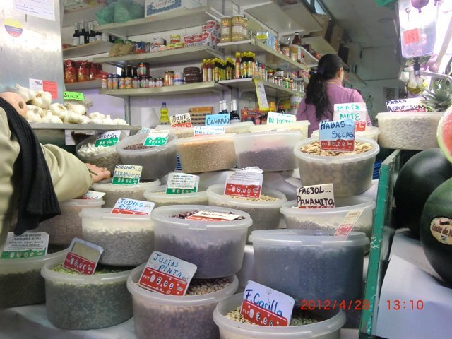 スペインには豆料理がたくさんありますが、市場でもご覧の通り、沢山のお豆が売られています。