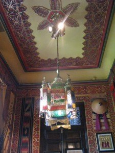 アラブ風の部屋。ライトや天井の模様も本場のモロッコの感じが漂います。