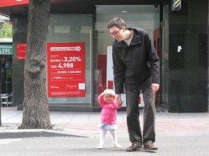 横断歩道を嬉しそうに渡る娘。