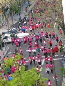マラソンではありませんが、乳がんと闘う女性を応援するという趣旨の10kmウォーキングも開催されました。参加者は全て女性。我が家の前の通りがピンク色に染まった日でした。