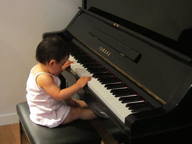 ピアノを弾く娘。