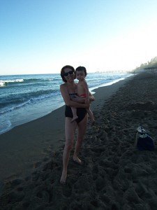 浜辺でおばあちゃまと一緒に。海はあまりに大きかったようで、プールほどは楽しんでくれませんでした。