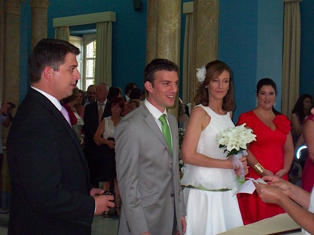 市役所での結婚式の様子。壁の青と柱の白のコントラストが素敵でした。