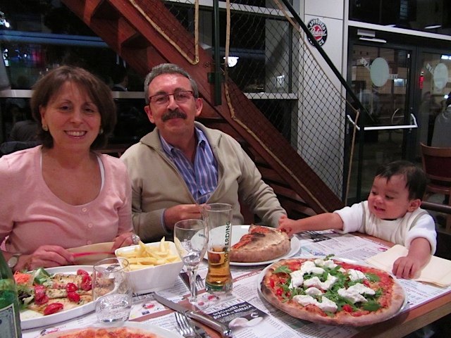 実は、ルクセンブルグにはイタリア人も多いせいか、美味しいイタリア料理のお店が沢山あります。スペインには美味しいパスタやピザはほとんどないので、念願かなってイタリアレストランに。かおりはすでに義父のカルツォーネを掴もうと必死。